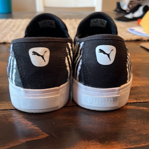 Womens Puma back an white slip on sneakers. - Picture 2 of 6